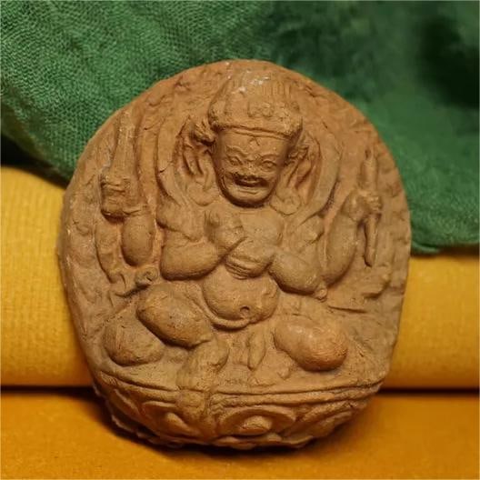 A seated four-armed black sky clay sculpture of the Ming Dynasty: The Ming Dynasty's seated four-armed black sky clay sculpture Size:L:6.6cmW:6.1cm (The Dimensions Of All Batches Are Manually Measured.If You Need More Detailed Information, Please Contact Our Custome