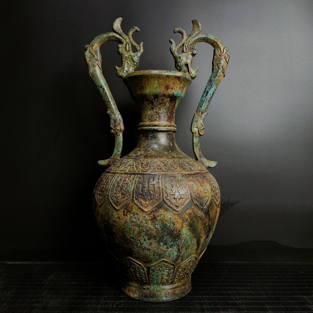 A bronze double dragon bottle of the Warring States period (1 of 9)