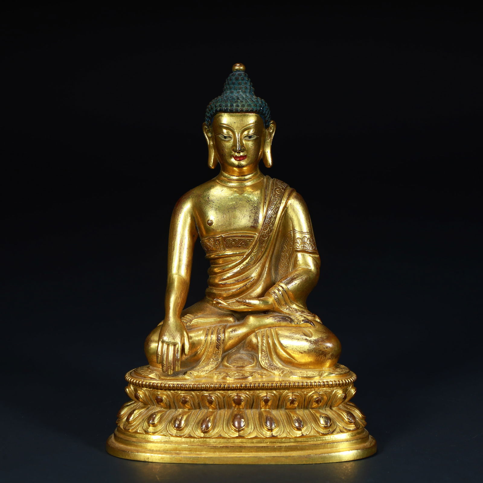 A seated statue of Shakyamuni Buddha in copper gilt in the Qing Dynasty (1 of 12)