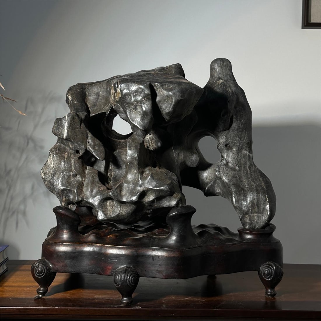 A piece of exquisite Taihu stone: Exquisite Taihu Stone, one of the four famous stones of Taihu Lake Stone, is sought after by literati and writers because of its elegant shape and holes, and the caves are full of people Size:L:56cmH: