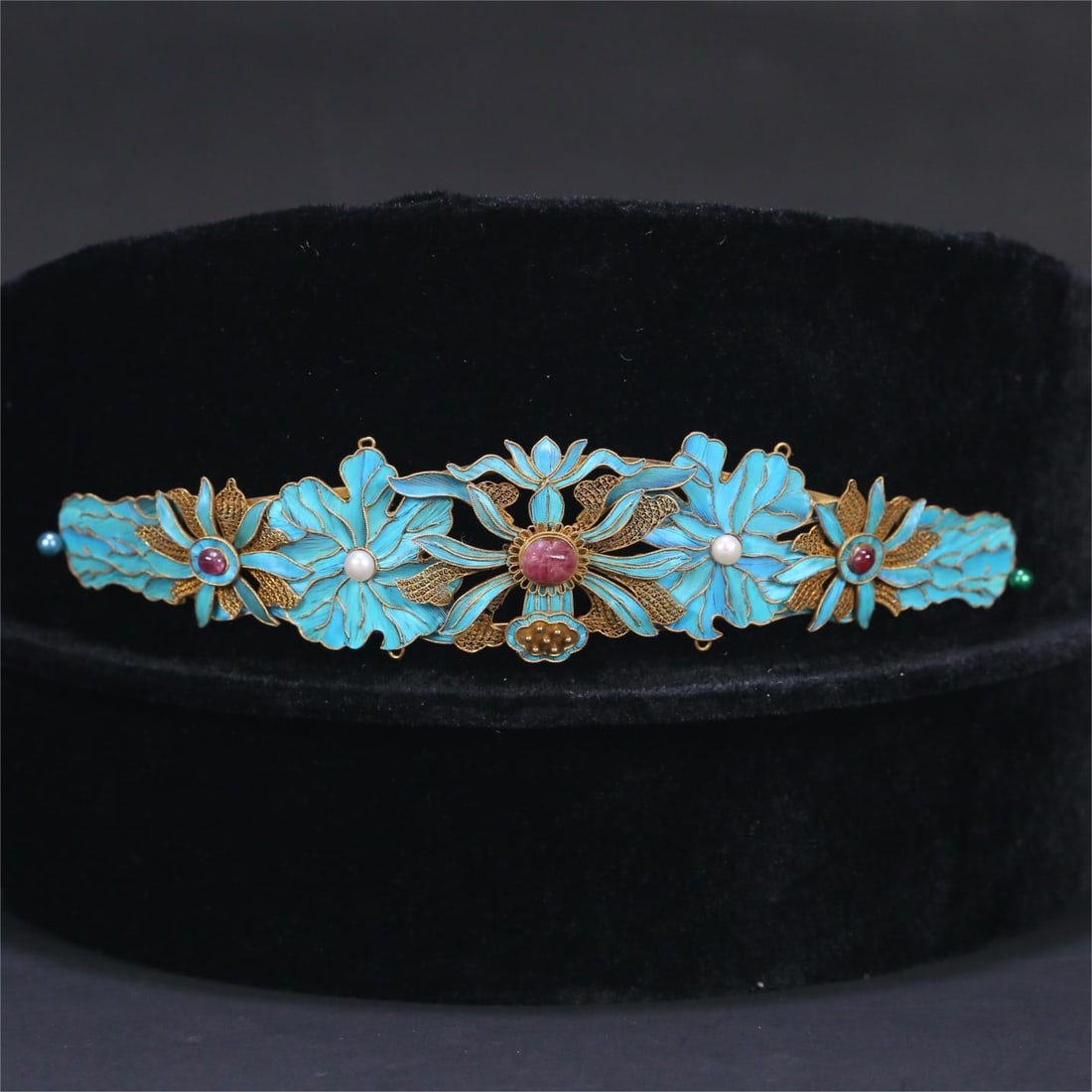 A Qing Dynasty silver-gilt filigree dotted emerald tourmaline floral headdress: Qing Dynasty silver-gilt filigree dotted emerald tourmaline floral headdress Size:16.5x3.8x0.8cmW:0.035kg (The Dimensions Of All Batches Are Manually Measured.If You Need More Detailed Information, Pl