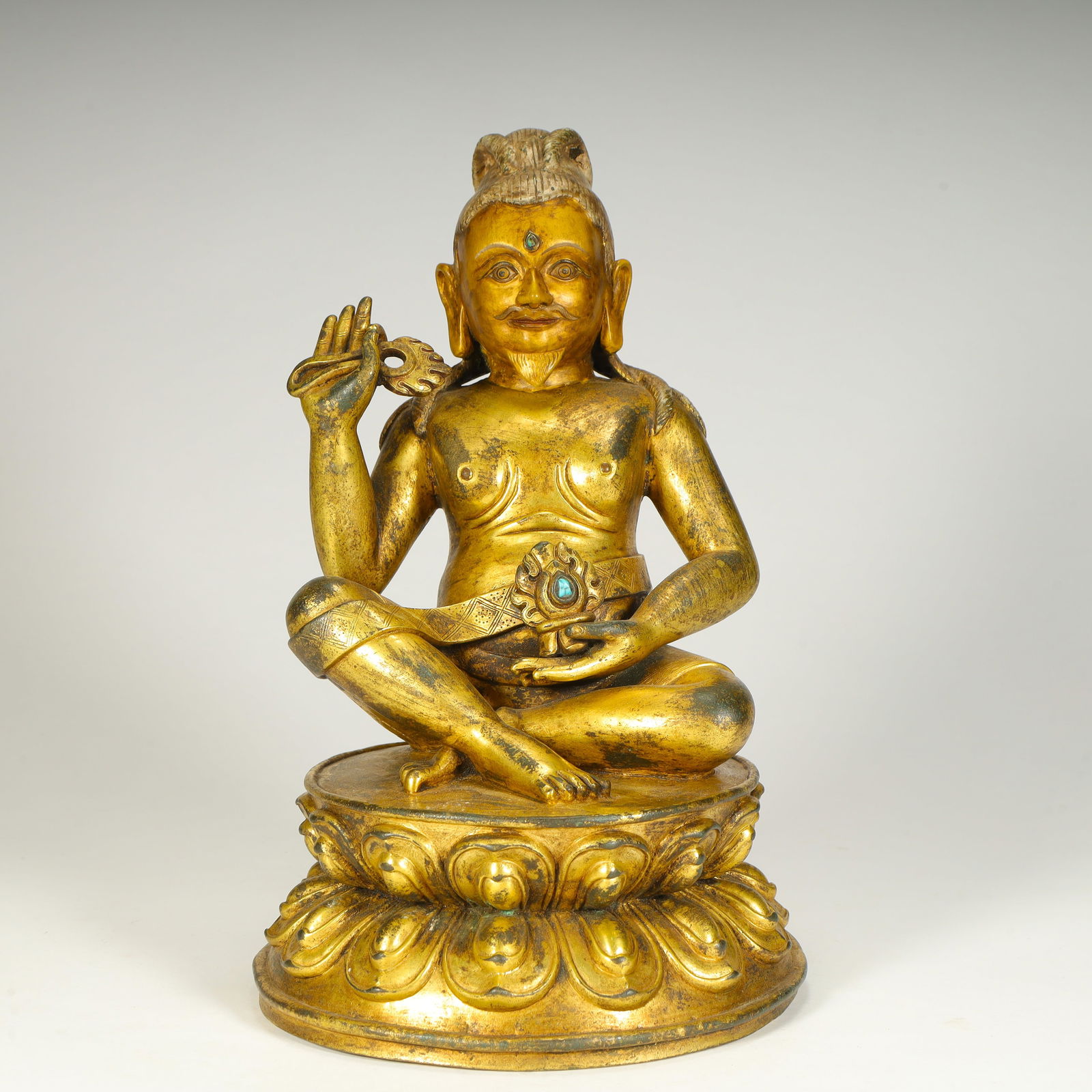 A seated statue of a copper-gilt great achiever in the Qing Dynasty: Seated statue of the Qing Dynasty copper gilt great achiever Size:H:25cmL: 15.5cmW:15.5cmW:2kg (The Dimensions Of All Batches Are Manually Measured.If You Need More Detailed Information, Please Contac