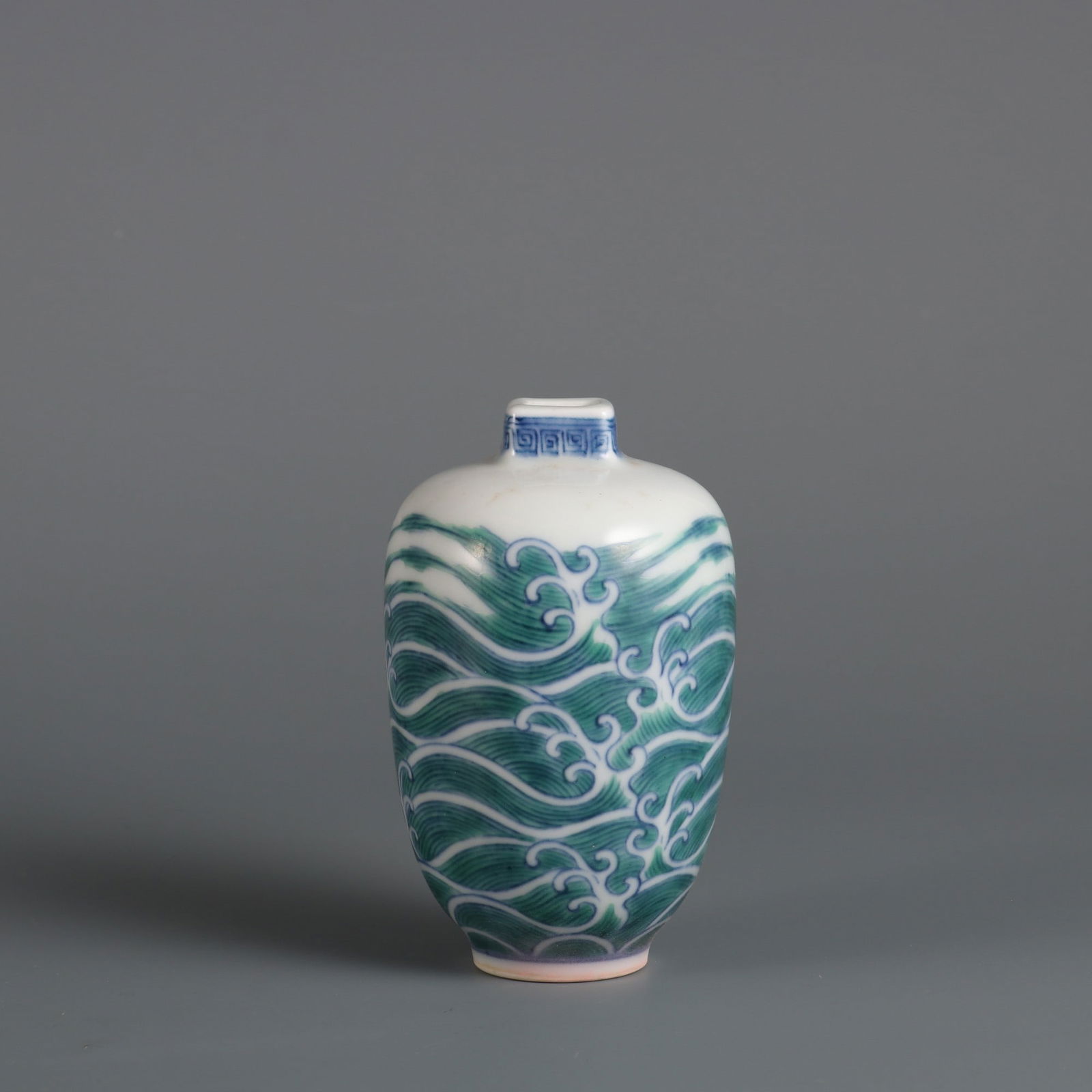 A small jar with a square mouth of Doucai wave seawater made in the Yongzheng era of the Qing (1 of 8)