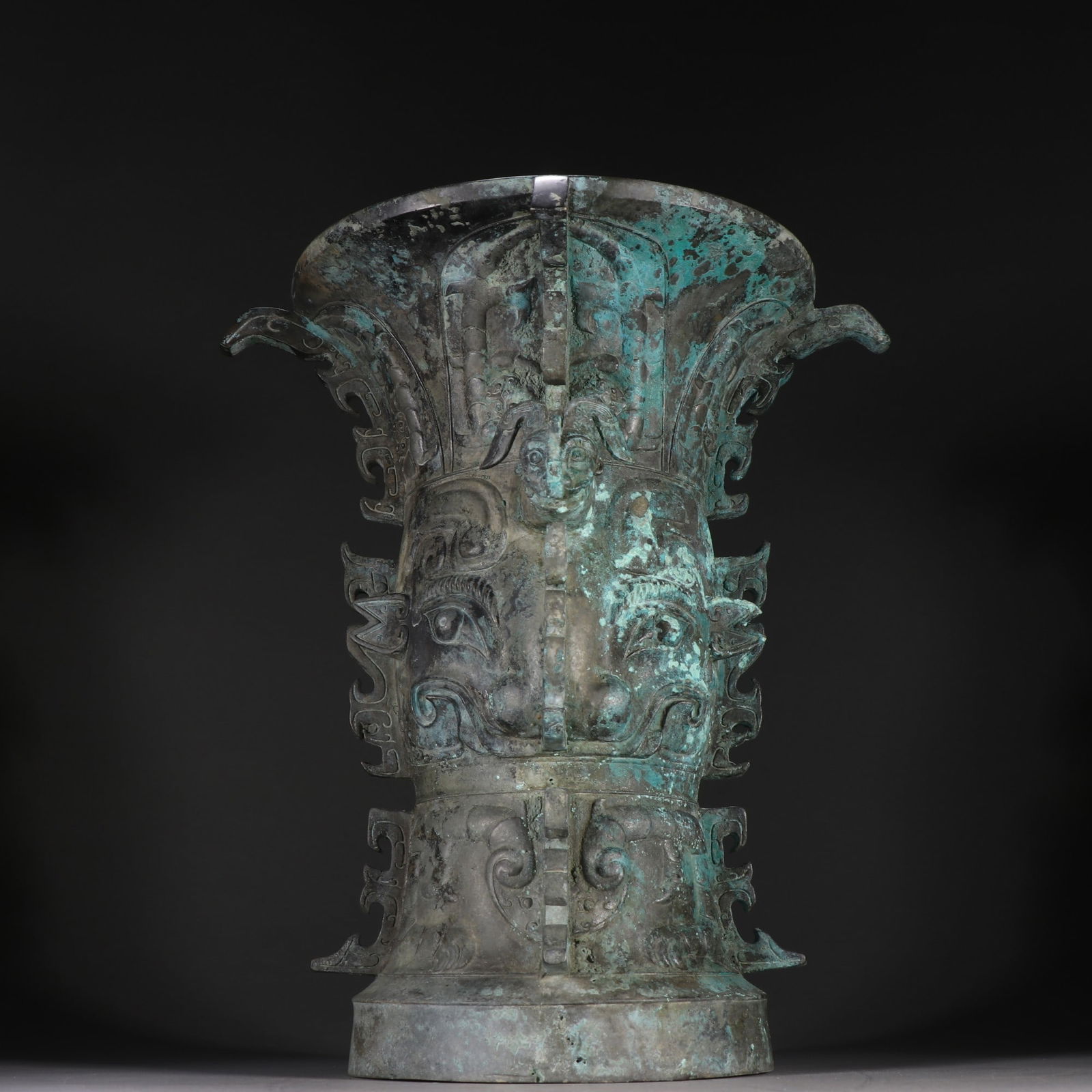 A fine bronze bronze statue: Exquisite bronze bronze statue Size:H:30cmW:26cmW:4.8141kg (The Dimensions Of All Batches Are Manually Measured.If You Need More Detailed Information, Please Contact Our Customer Service Before Biddin