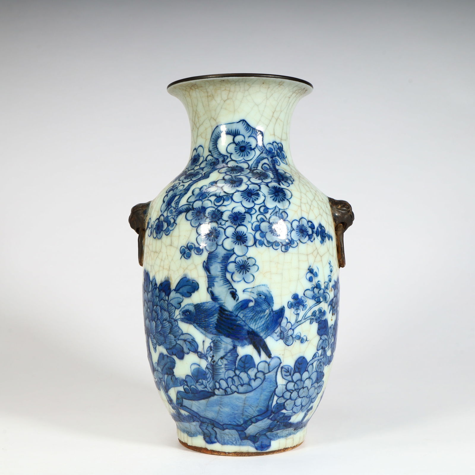 A Qing Dynasty Ge glaze blue and white amphora with eyebrow patterns: Qing Dynasty Ge glaze blue and white Xi on the tip of the eyebrow pattern amphora Size:H:25.5cmL: 16cmW:13.5cmW:1.5kg (The Dimensions Of All Batches Are Manually Measured.If You Need More Detailed Inf