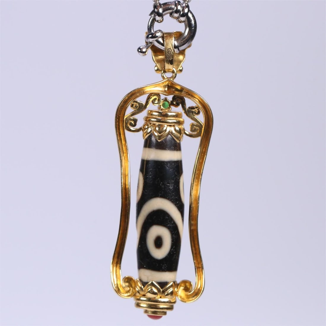 A fine millennium to pure three-eyed Dzi bag 22K gold pendant: Exquisite millennium to pure three-eyed Dzi bag 22K gold pendant Size:6.5x2.2x1cmW:0.0175kg (The Dimensions Of All Batches Are Manually Measured.If You Need More Detailed Information, Please Contact O