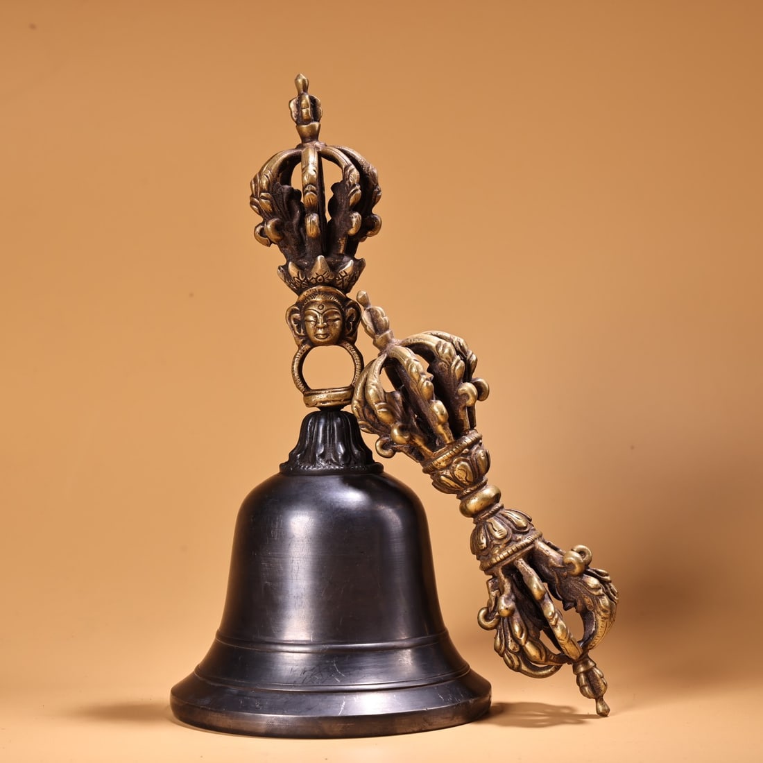 A set of Nepalese copper Vajra Dorje demon-subduing bells and pestles: Nepal's copper Vajra Dorje demon-subduing bell and pestle ritual tool Size:W:800gH:20cmD:10cm (The Dimensions Of All Batches Are Manually Measured.If You Need More Detailed Information, Please Contact