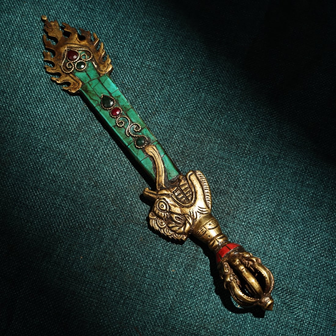 A beautiful pure copper-inlaid gemstone Manjushri sword is a magic weapon to ward off evil spirits: Exquisite pure copper inlaid with gemstones, Manjushri sword, evil spirit weapon, town house evil spirit and magic weapon Size:W:324gL:28cm (The Dimensions Of All Batches Are Manually Measured.If You