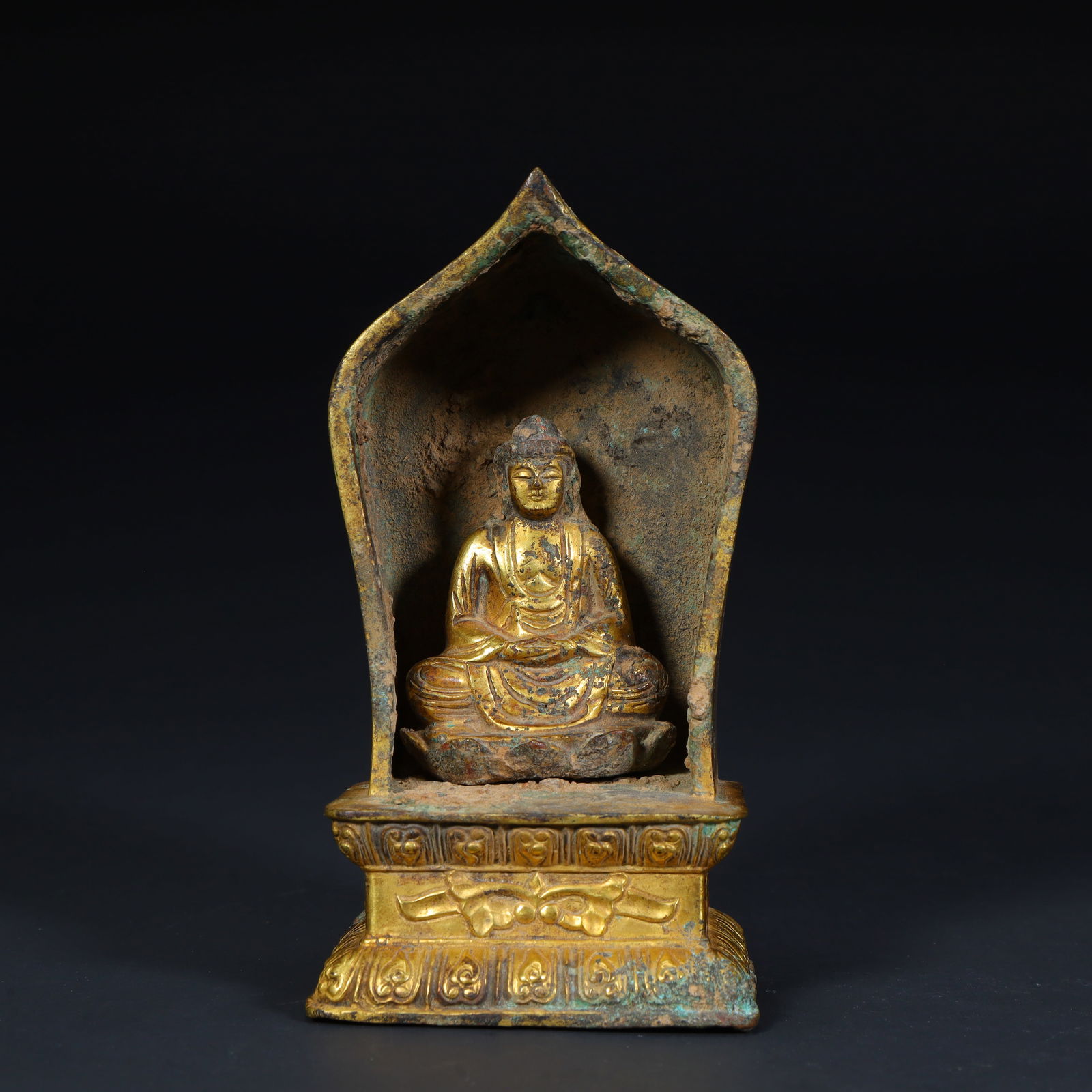 A seated statue of Shakyamuni in the style of copper gilt Buddha niche in the style of the Northern: Northern Wei style bronze gilt Buddha niche style Shakyamuni seated statue Size:H:11.8cmL: 6cmW:4.5cmW:442g (The Dimensions Of All Batches Are Manually Measured.If You Need More Detailed Information,