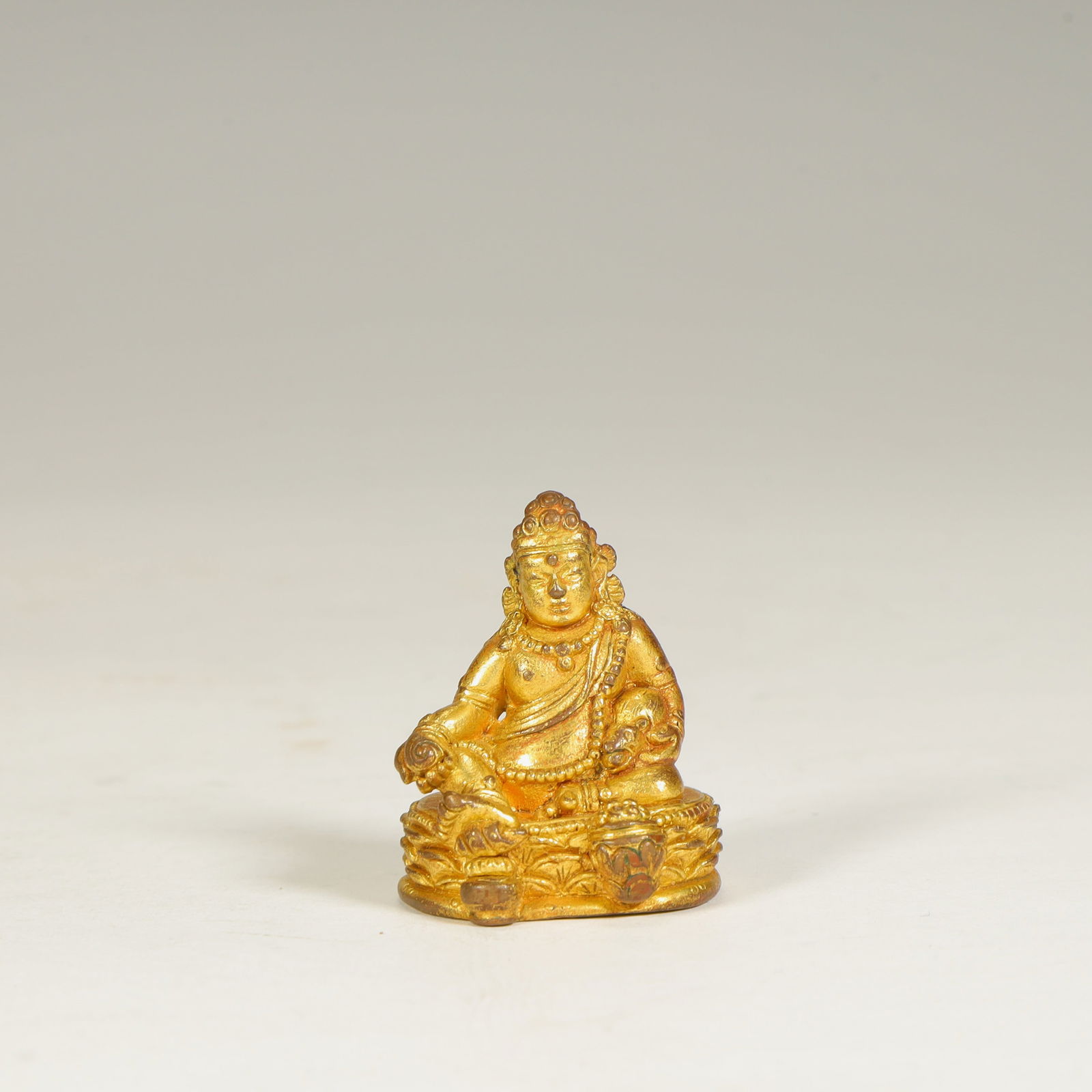 A seated statue of the Qing Dynasty copper-gilt god of wealth: Qing Dynasty copper gilt yellow god of wealth seated statue Size:H:3.5cmL: 2.6cmW:2.5cmW:41g (The Dimensions Of All Batches Are Manually Measured.If You Need More Detailed Information, Please Contact