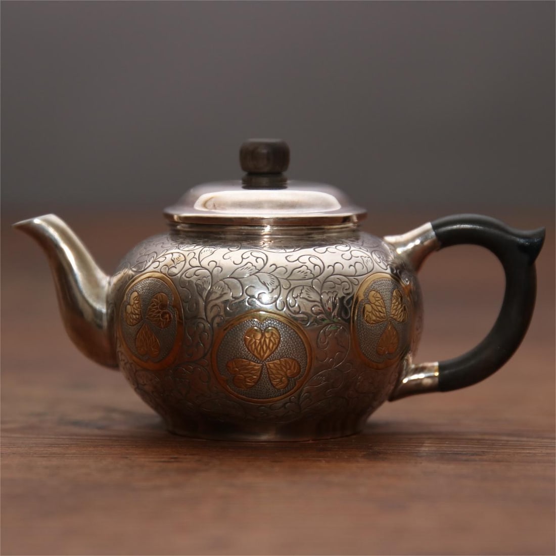 A fine Japanese silver pot: Exquisite Japanese silver pot master handmade sterling silver urchin whole vessel, natural pulp pot body engraving, engraved enving branches and leaves, stretched gilded, engraved eagle feather