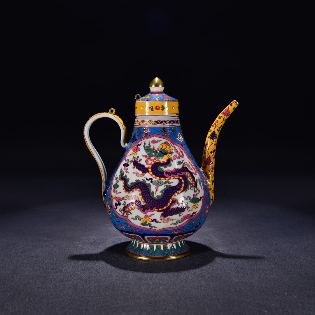 An enamel gilt dragon pattern pot made in the Xuande period of the Ming Dynasty: The enamel gilt dragon pattern pot made in the Xuande year of the Ming Dynasty Size:H:24cmW:22cm (The Dimensions Of All Batches Are Manually Measured.If You Need More Detailed