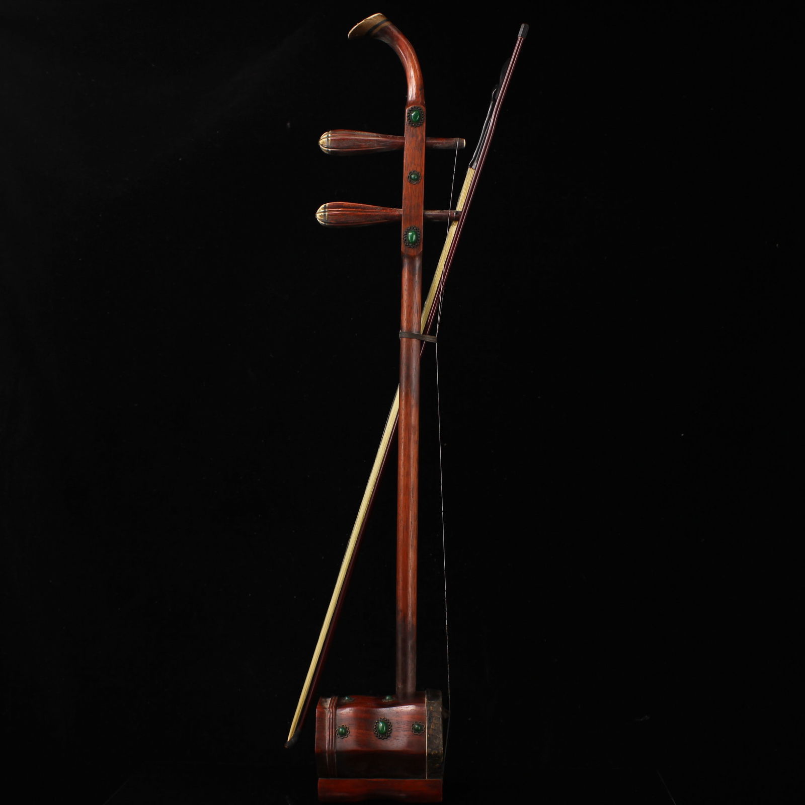 A beautifully handcrafted mahogany erhu inlaid with jewels: Exquisite handmade inlaid with jeweled mahogany erhu Size:W:709gH:84cmW:13cm (The Dimensions Of All Batches Are Manually Measured.If You Need More Detailed Information, Please