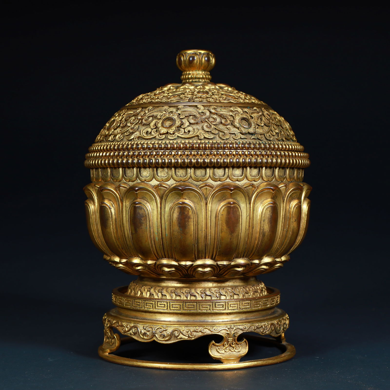 A Qing Dynasty copper gilt lotus pattern lid stove: Qing Dynasty copper gilt lotus pattern lid furnace Size:H:17cmL: 12.5cmW:12.5cmW:1.4kg (The Dimensions Of All Batches Are Manually Measured.If You Need More Detailed Information, Please Contact Our Cu