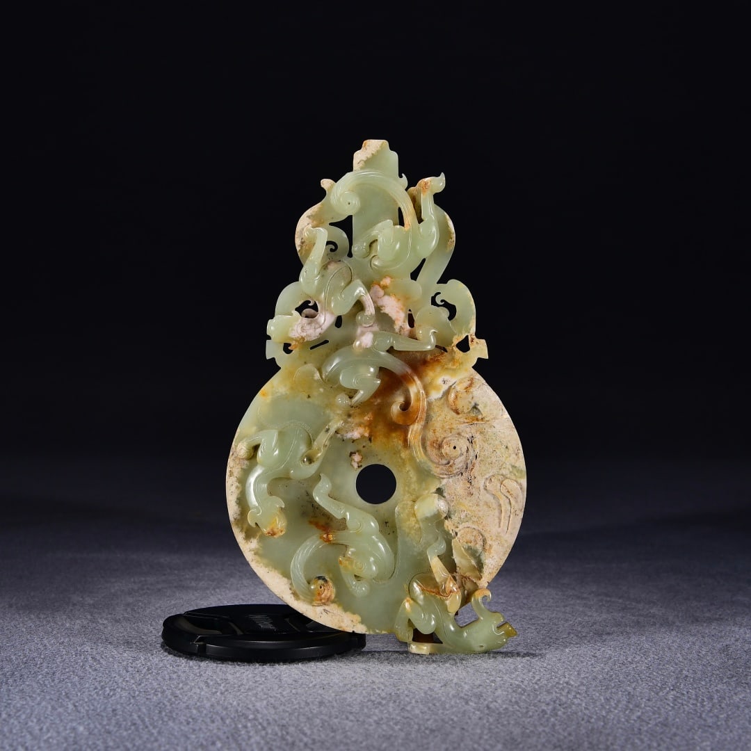 A Han Dynasty dragon jade wall: The Han Dynasty's dragon jade wall Size:H:21.4cmW:12.5cmT:1.5cmW:287g (The Dimensions Of All Batches Are Manually Measured.If You Need More Detailed Information, Please Contact Our Customer Service Be