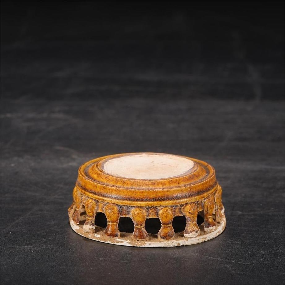 A yellow glaze inkstone drop from the Gongxian kiln in the Tang Dynasty: Yellow glaze inkstone drops from the Gongxian kiln in the Tang Dynasty Size:H:3.5cmD:6cm (The Dimensions Of All Batches Are Manually Measured.If You Need More Detailed Information, Please Contact Our