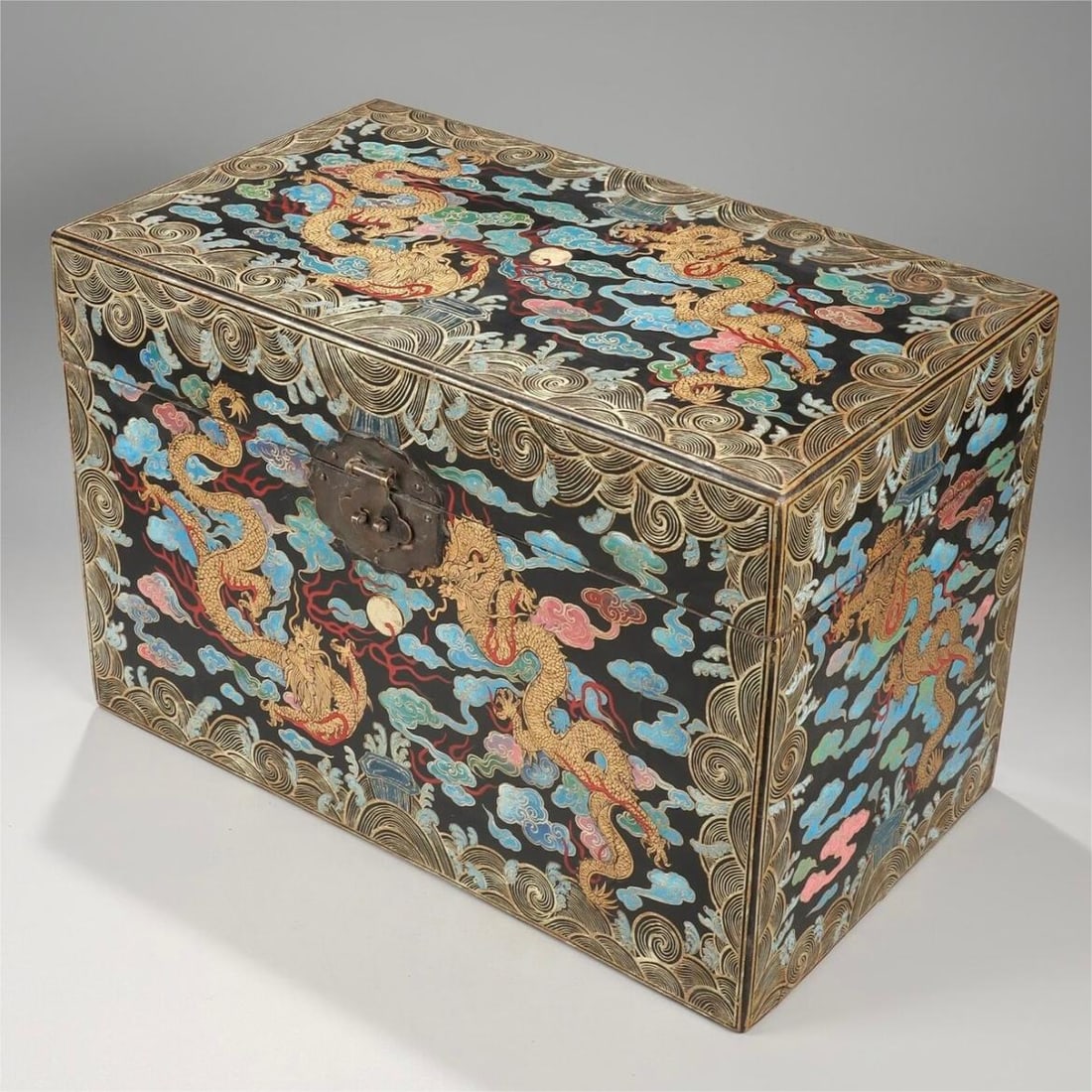 A lacquered gold dragon pattern bookcase from the Qing Dynasty (1 of 9)