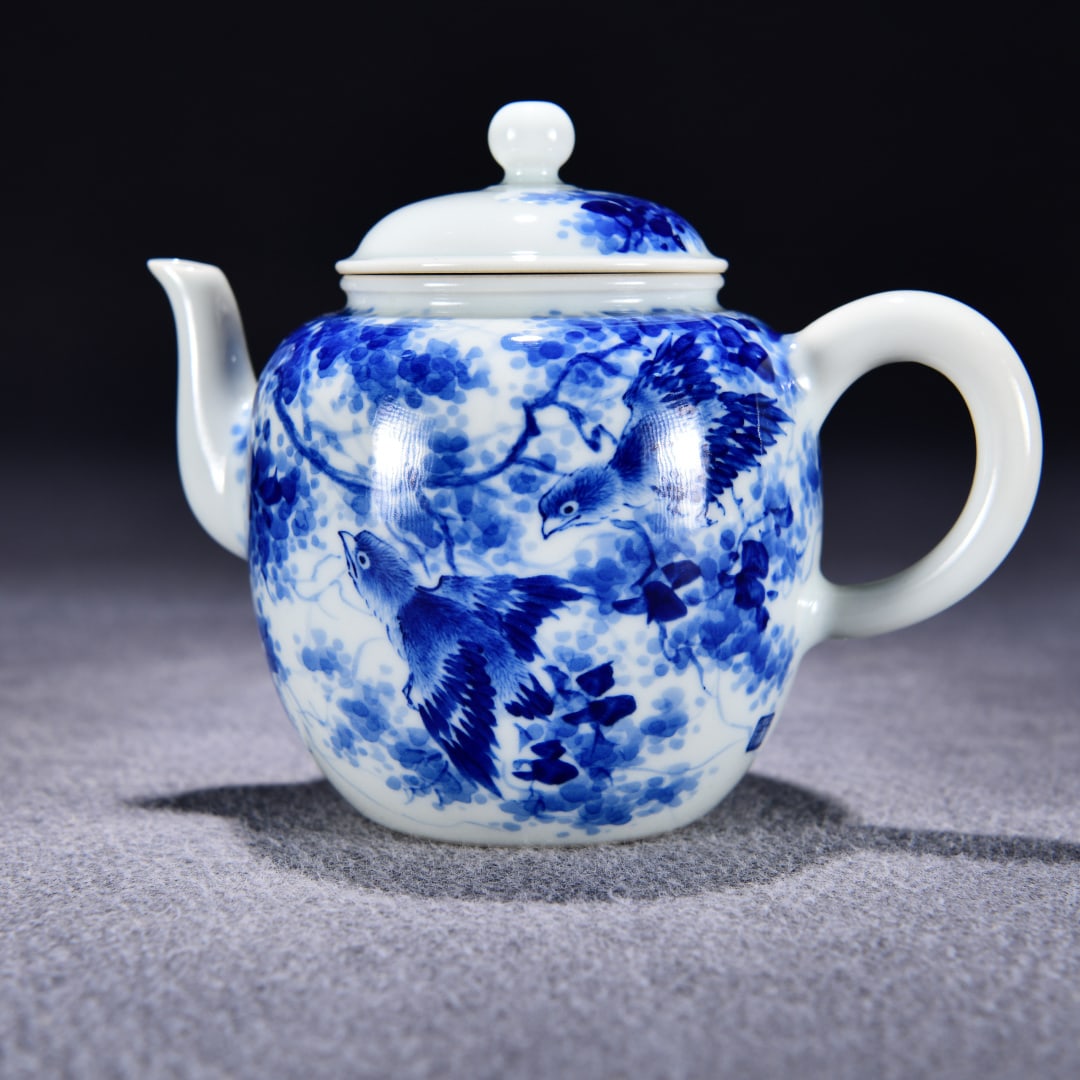A single pot of blue and white birds singing and flower fragrance pictures made by Wang Bu: Wang Buzuo's blue and white bird song flower fragrance picture single pot Size:H:12cmW:15cm (The Dimensions Of All Batches Are Manually Measured.If You Need More Detailed Information, Please Contact O