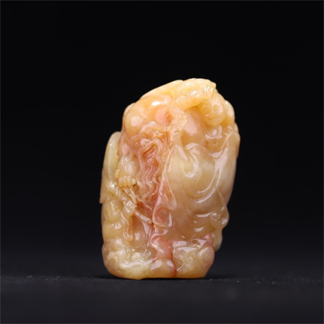 A carving of Shoushan Shibaitian Huang Shouxing from the Qing Dynasty Zhanluzhai collection: The Qing Dynasty Zhanluzhai collection of Shoushan stone Baitian Huang Shouxing carved stone is warm and congealed, the white texture is faintly visible, Tian Huangshi's iconic radish pattern is parti