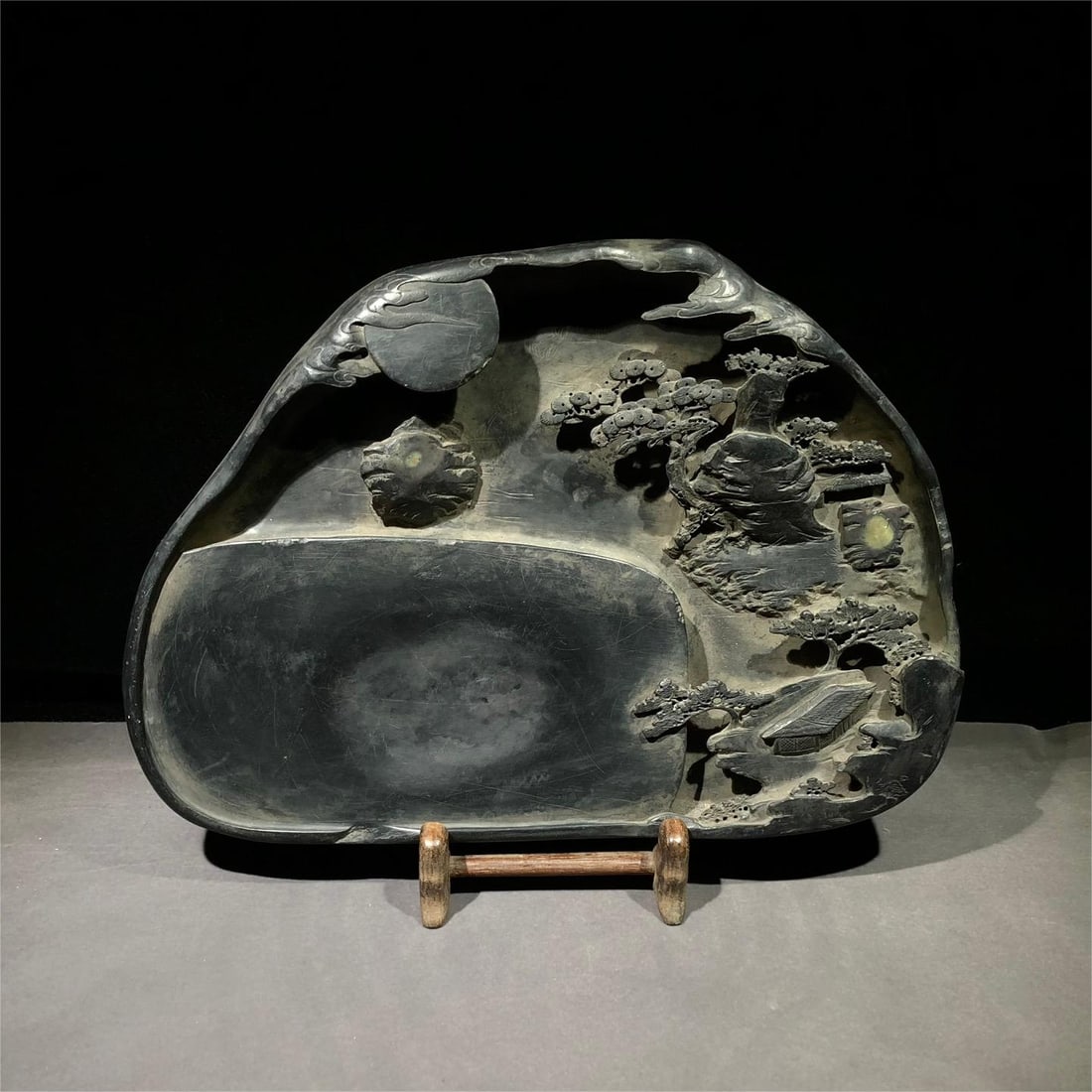A Bao Shichen Duanyan: Bao Shichen's end inkstone hollow three-dimensional finely carved pine tree means auspicious inkstone, the texture of the inkstone hall is delicate, and the cursive inscription on the back of the