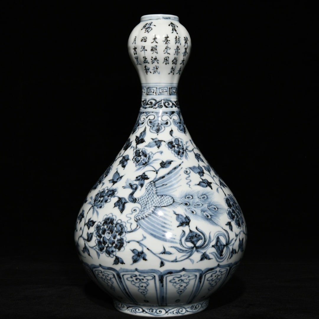 A blue and white flower and bird pattern garlic bottle made in the Hongwu period of the Ming Dynasty: The blue and white flower and bird pattern garlic bottle made in the Hongwu period of the Ming Dynasty Size:H:32.8cmD:18.8cm (The Dimensions Of All Batches Are Manually Measured.If