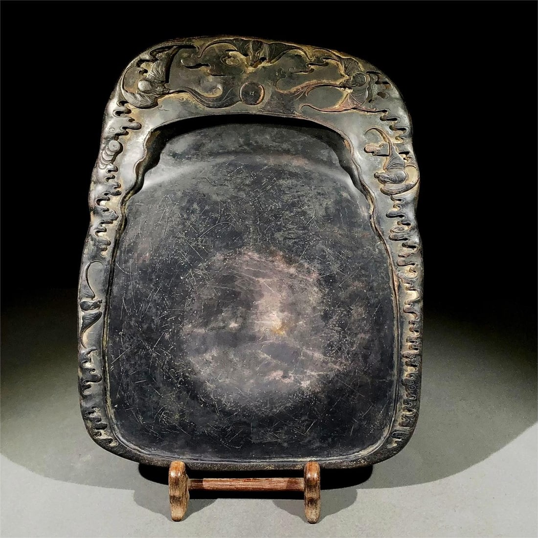 A beautiful blessing is in front of the inkstone: Exquisite blessing in front of the eyes, the inkstone auspicious clouds, the five bats, the copper coins, the natural ice pattern, the texture is delicate, the back of the inkstone is engraved with