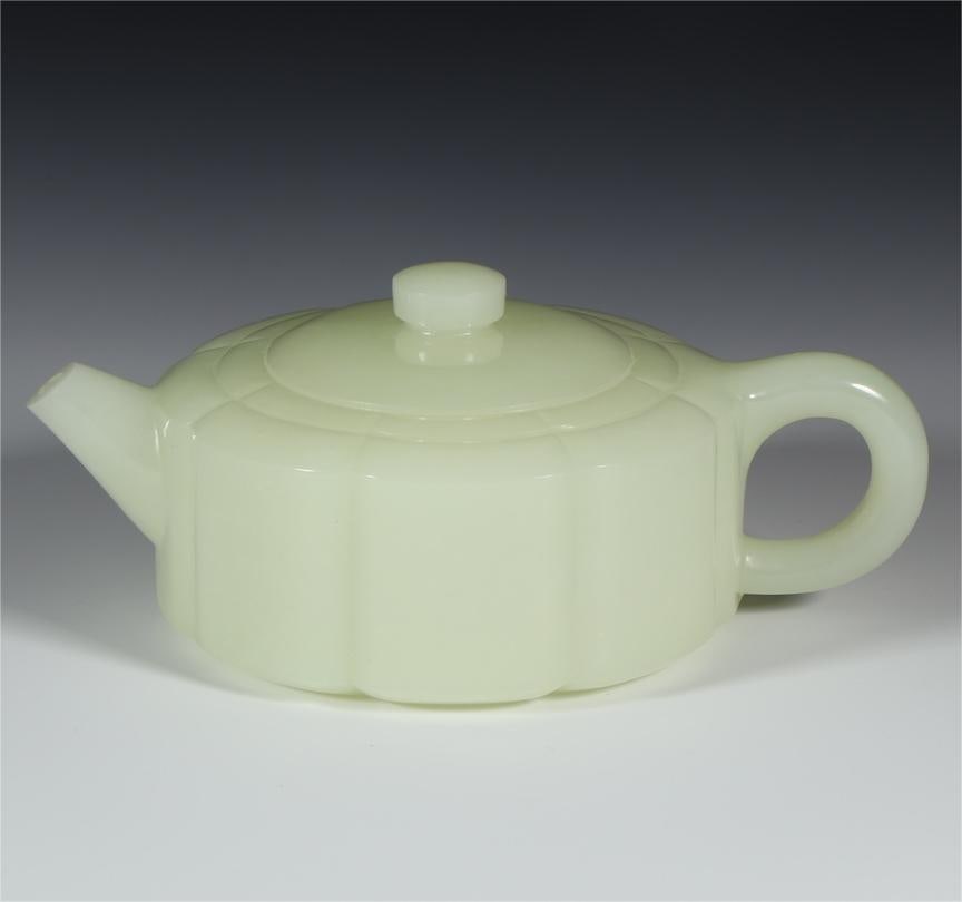 A Qing Dynasty Hetian jade seed material flower edge pot: Qing Dynasty Hetian jade seed material flower edge pot Size:L:13.1cmW:8.5cmH:5.5cmW:260g (The Dimensions Of All Batches Are Manually Measured.If You Need More Detailed Information,