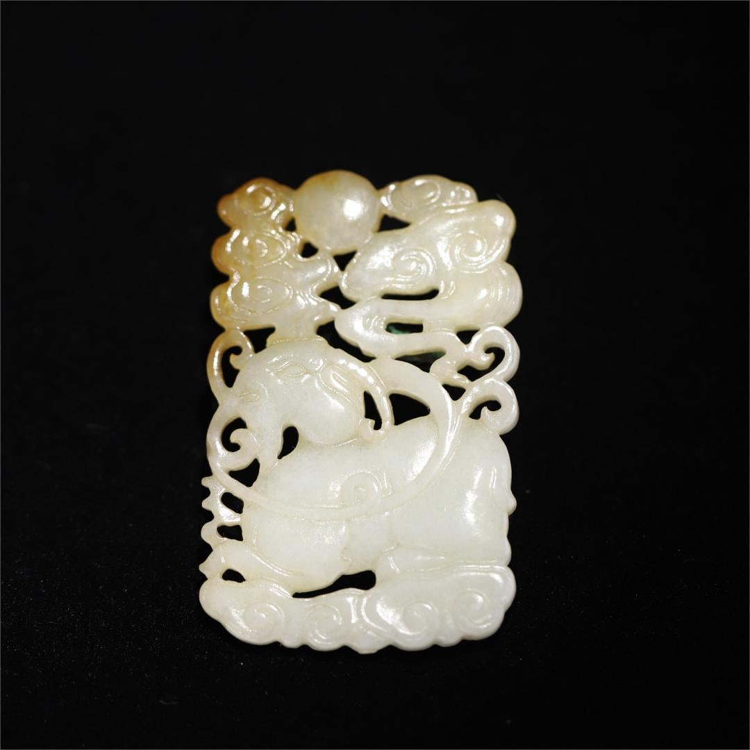 A Qing Dynasty Hetian jade hollow carved sheep pattern auspicious cloud plaque: Qing Dynasty Hetian jade hollow carved sheep pattern auspicious cloud plaque Size:6.45x4.1x0.5cmW:0.0244kg (The Dimensions Of All Batches Are Manually Measured.If You Need More