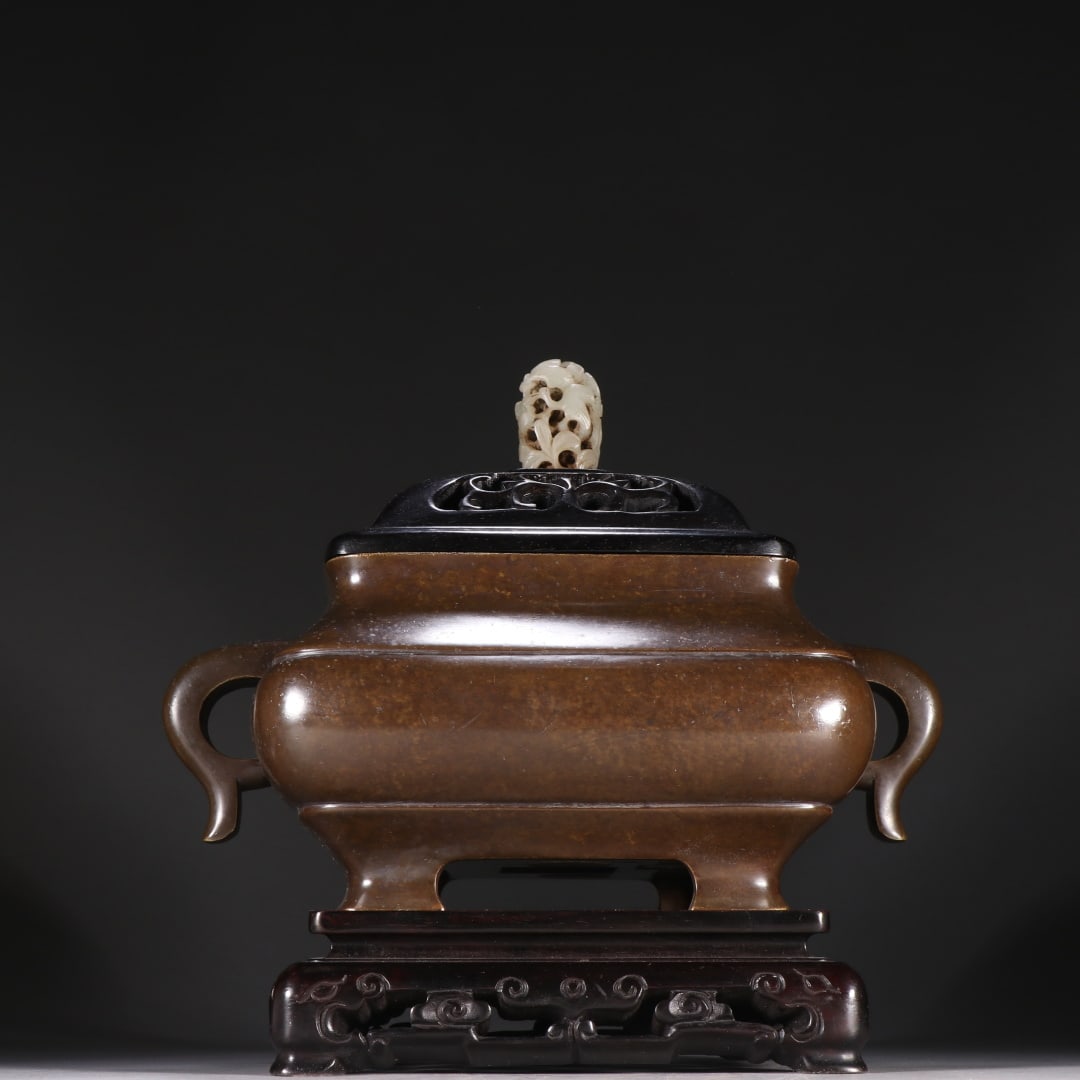 A copper amphora from the Ming Dynasty: A copper amphora burner in the Ming Dynasty Size:H:25cmW:25cmW:0.0028kg (The Dimensions Of All Batches Are Manually Measured.If You Need More Detailed Information, Please Contact