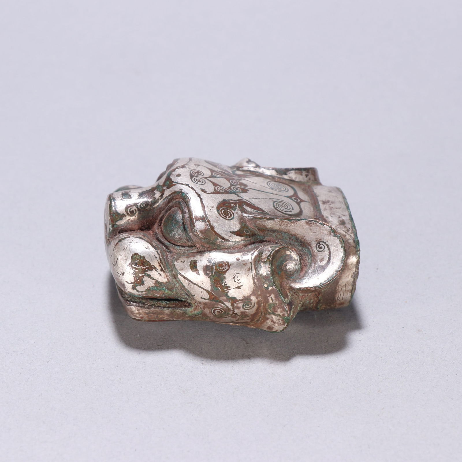 A bronze and silver beast head of the Han Dynasty: The bronze and silver beast head of the Han Dynasty Size:H:3.4cmW:6.3cmW:0.1438kg (The Dimensions Of All Batches Are Manually Measured.If You Need More Detailed Information, Please