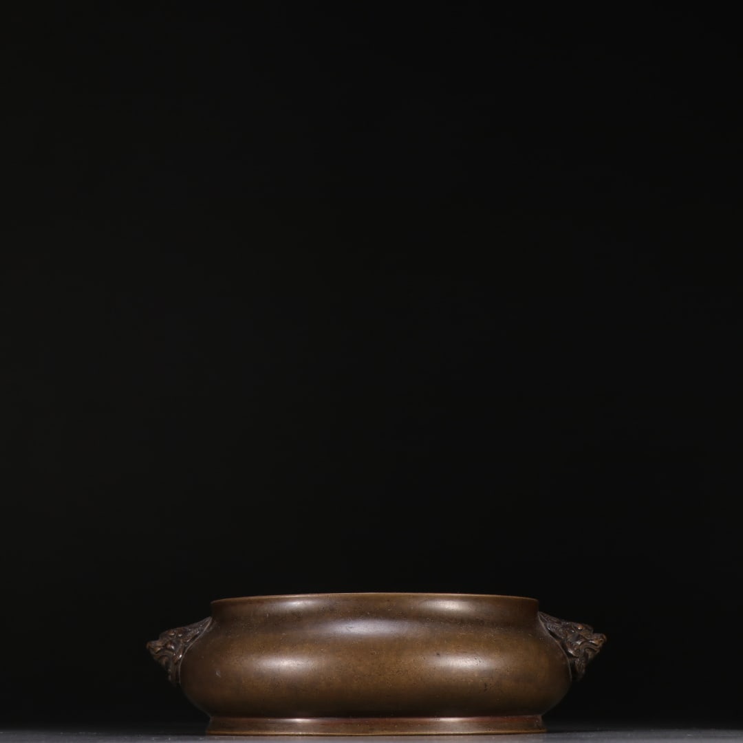 A copper tire double lion ear incense burner made in the Xuande era of the Ming Dynasty: The copper tire double lion's ear incense burner made in the Xuande year of the Ming Dynasty Size:H:4.1cmW:14.6cmW:832.4g (The Dimensions Of All Batches Are Manually Measured.If You Need More Detailed