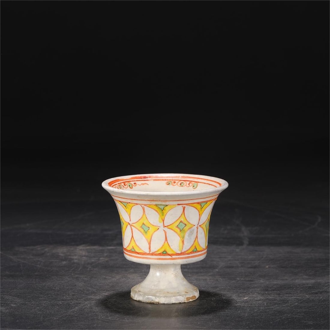 A red and green floral goblet from the Liao and Jin dynasties: Red and green floral goblets from the Liao and Jin dynasties Size:H:8.5cmCalibre:9.5cm (The Dimensions Of All Batches Are Manually Measured.If You Need More Detailed Information, Please Contact Our Cu