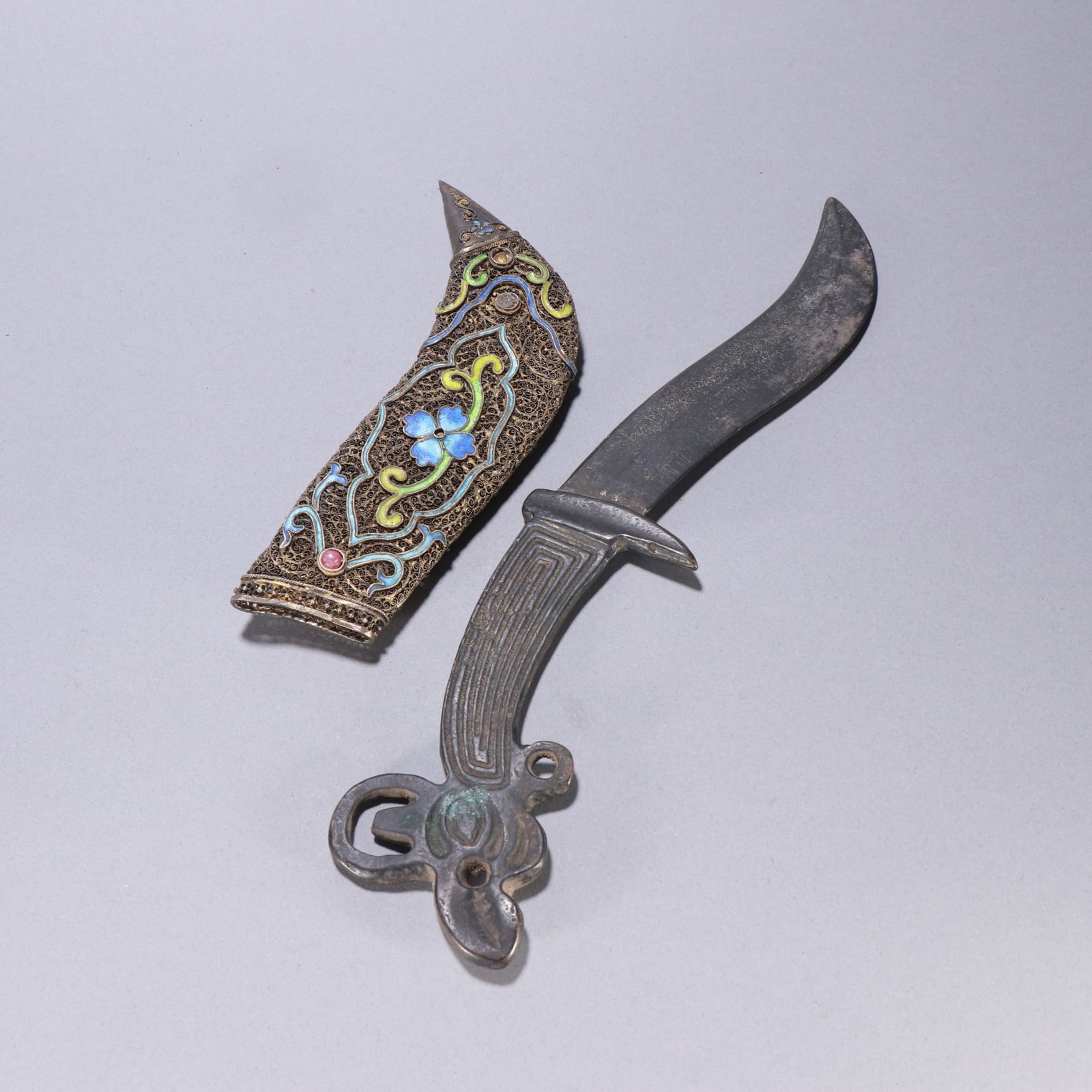 A fine bronze tire inlaid with silver gilt filigree baked blue dagger: Exquisite copper tire inlaid silver gilt filigree baked blue dagger Size:L:29.5cmW:4.4cmW:0.4016kg (The Dimensions Of All Batches Are Manually Measured.If You Need More Detailed