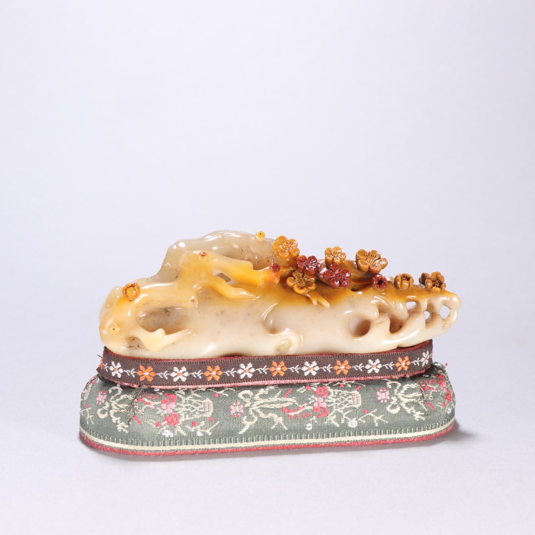 A beautiful Shoushan stone plum pattern ornament: Exquisite Shoushan stone plum pattern ornaments Size:H:4.2cmW:12.9cmW:0.2276kg (The Dimensions Of All Batches Are Manually Measured.If You Need More Detailed Information, Please