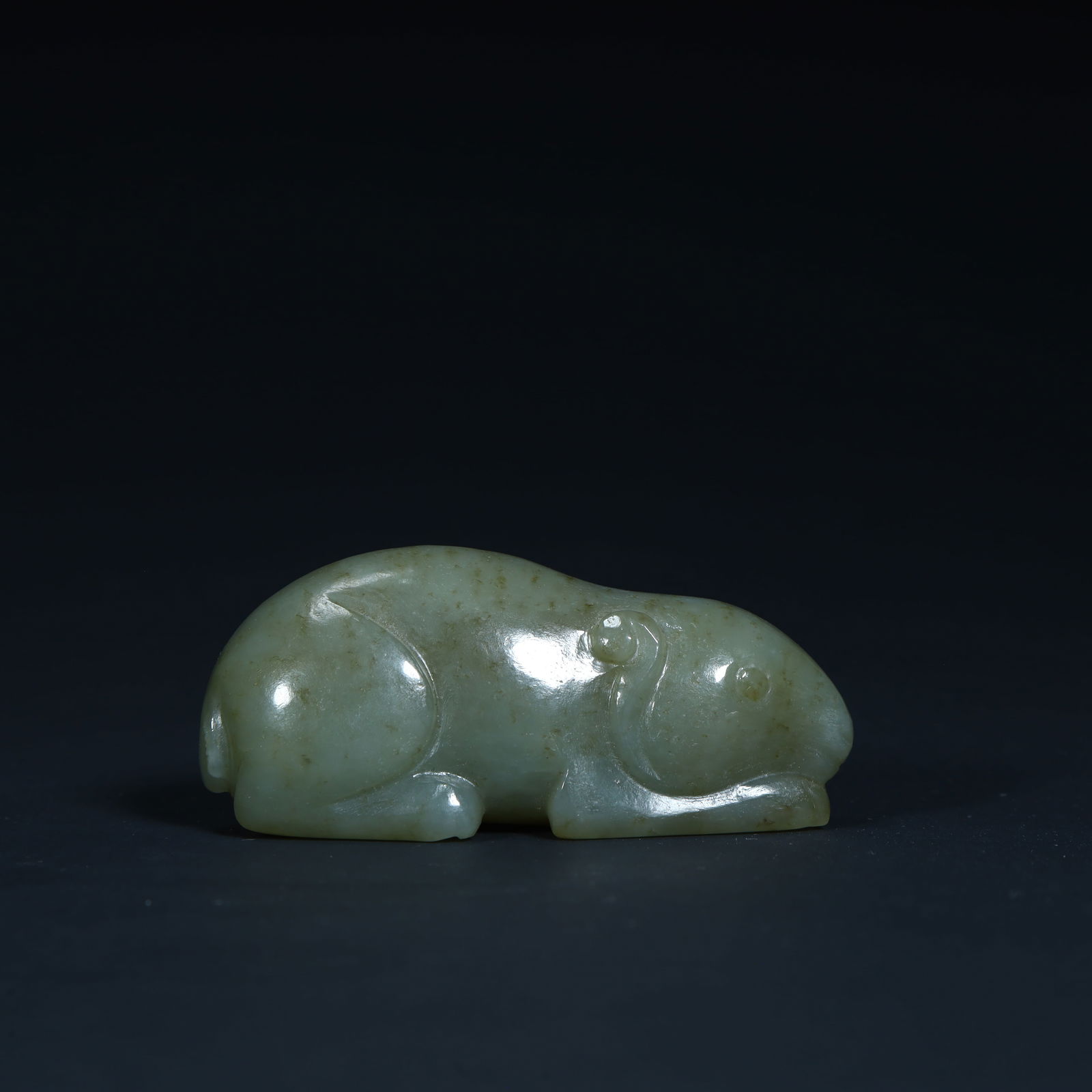 A piece of green jade rabbit paperweight from the Song Dynasty: Song Dynasty green jade rabbit paperweight Size:H:3cmL: 6.6cmW:2.3cmW:73.5g (The Dimensions Of All Batches Are Manually Measured.If You Need More Detailed Information, Please Contact Our Customer Serv
