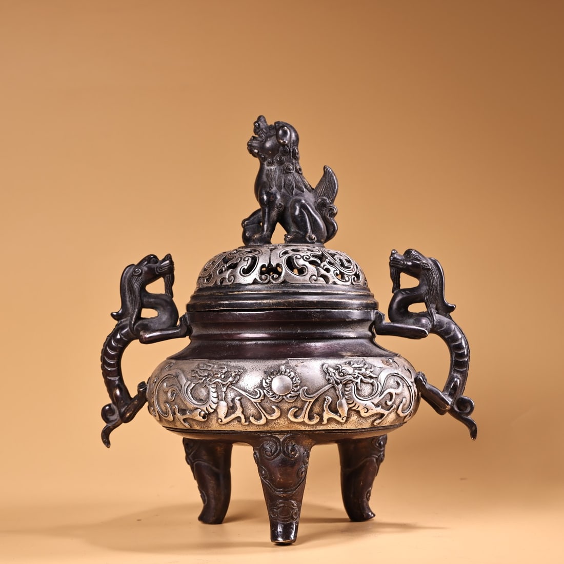 A fine pure copper high relief engraved gilt silver lion lid incense burner: Exquisite pure copper high relief engraved gilt silver lion lid incense burner Size:W:1380gH:23cmW:20cm (The Dimensions Of All Batches Are Manually Measured.If You Need More Detailed Information, Plea