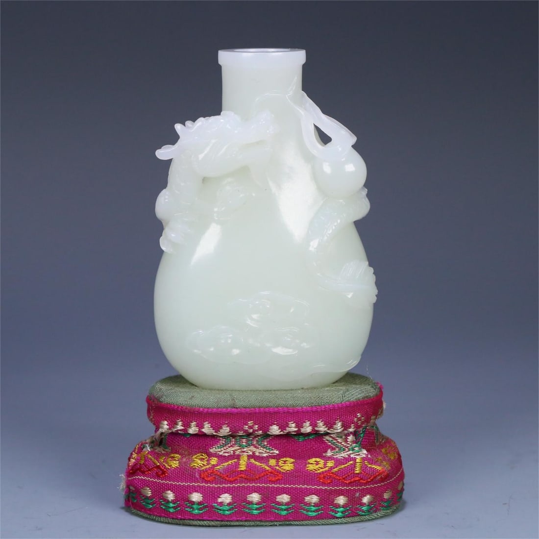 A Qing Dynasty Hetian jade dragon pearl vase: Qing Dynasty Hetian jade dragon pearl vase Size:8.7x5.5x2.8cmW:160g (The Dimensions Of All Batches Are Manually Measured.If You Need More Detailed Information, Please Contact Our Customer Service Befo
