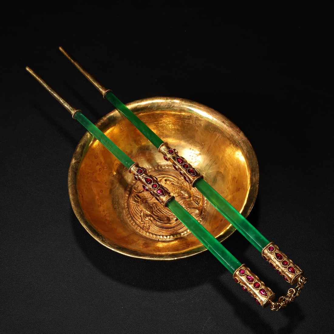 A set of exquisite pure copper high relief engraved pattern gilt bowl inlaid with jade chopsticks: Exquisite pure copper high relief engraved pattern gilt bowl inlaid with jade chopsticks tableware Size:ChopsticksW:60gL:23cmbowlW:425gD:12.5cmH:4.5cm (The Dimensions Of All Batches Are Manually Measu