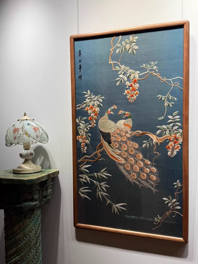 A piece of Su embroidery and emerald feathers from the Republic of China period compete for: Su embroidered emerald feathers during the Republic of China Size:111cmx63cm (The Dimensions Of All Batches Are Manually Measured.If You Need More Detailed Information, Please Contact Our Customer Ser