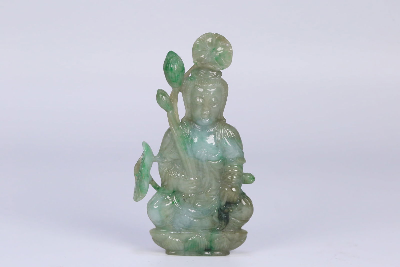 An old jade from the Qing Dynasty holding lotus Guanyin: The old jade of the Qing Dynasty holds the lotus Guanyin Size:7.84.21.1cmW:0.043kg (The Dimensions Of All Batches Are Manually Measured.If You Need More Detailed Information, Please Contact Our Custom