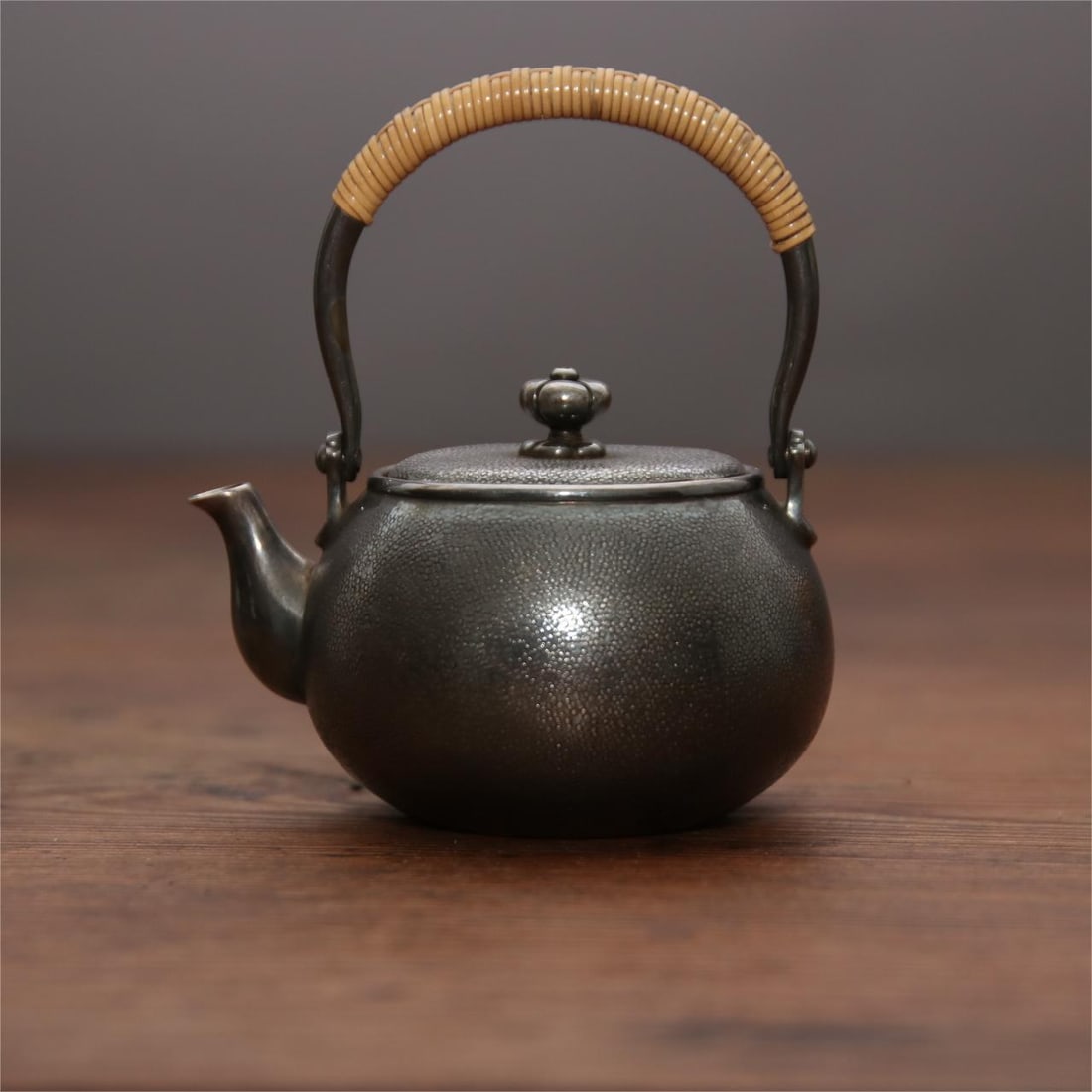 A fine Japanese silver pot: Exquisite Japanese silver pot Size:10×11cmW:144g (The Dimensions Of All Batches Are Manually Measured.If You Need More Detailed Information, Please Contact Our Customer Service Before Bidding.)