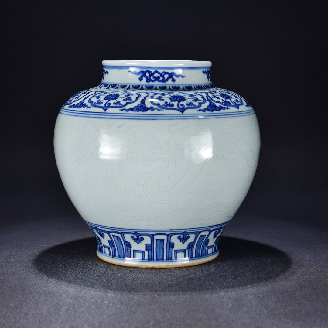 A blank period blue and white ruyi carved dragon pattern jar of the Ming Dynasty: The blank period of the Ming Dynasty blue and white ruyi carved dragon pattern jar Size:H:28cmW:27cm (The Dimensions Of All Batches Are Manually Measured.If You Need More Detailed Information, Please