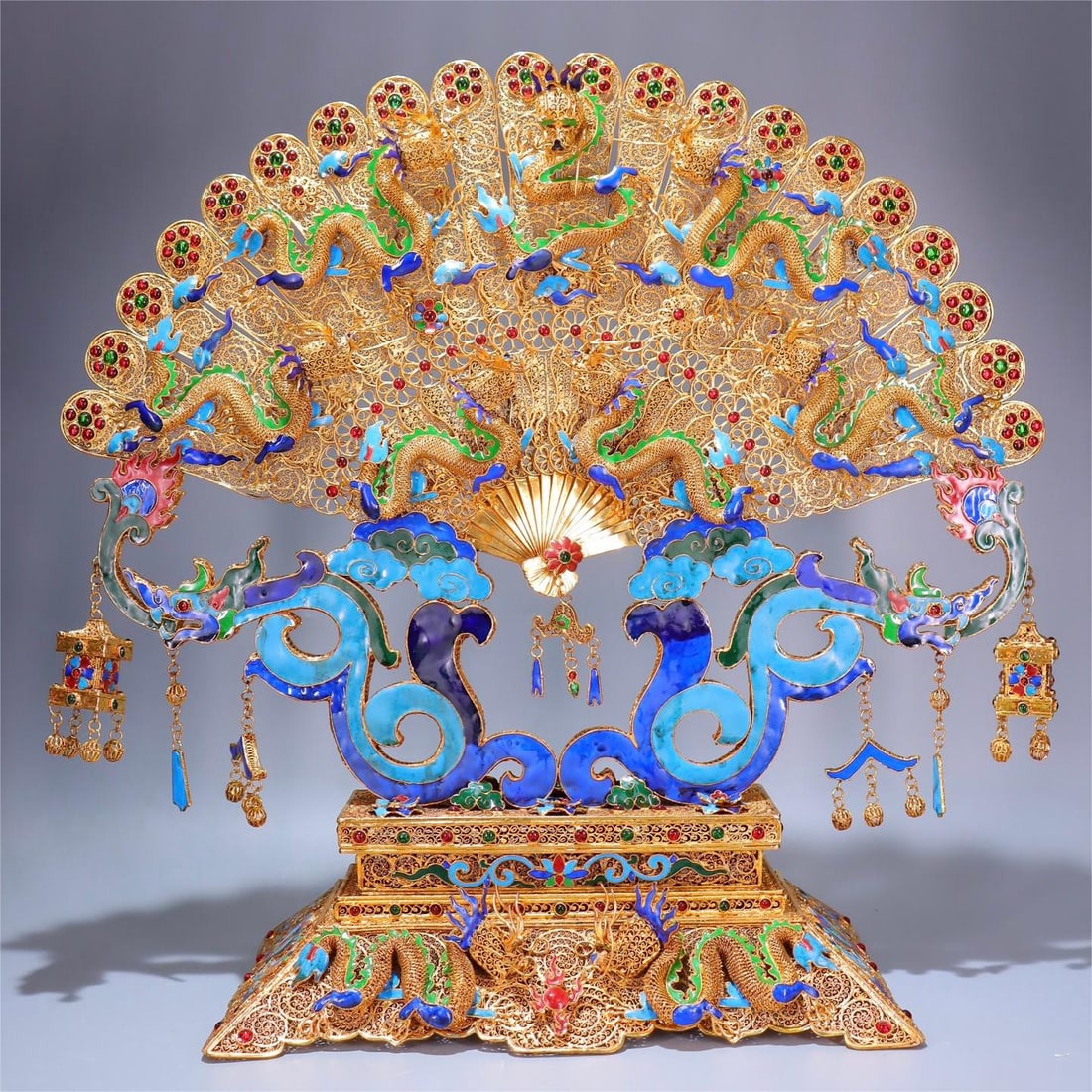 A beautiful copper gilt filigree burnt blue inlaid treasure Kowloon fan screen: Exquisite copper gilt filigree burnt blue inlaid treasure Kowloon fan screen Size:H:45cmW:43cmW:2755g (The Dimensions Of All Batches Are Manually Measured.If You Need More Detailed Information, Please