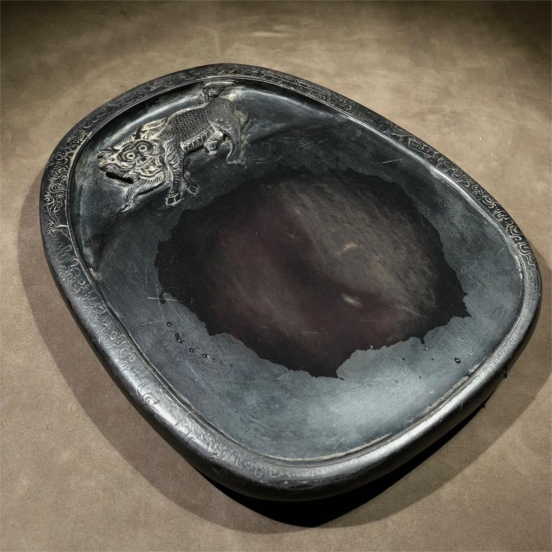 A beautiful end inkstone: Exquisite Duanyan inkstone pond unicorn carving is smart and realistic, lifelike inkstone surface three sides auspicious cloud pattern inkstone shape atmospheric lines smooth natural stone products: f