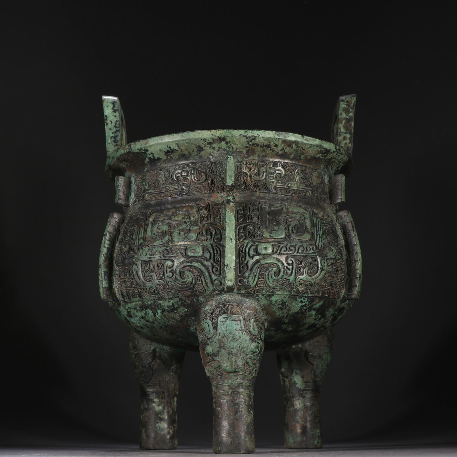 A beautiful bronze gluttonous three-legged incense burner: Exquisite bronze gluttonous pattern three-legged incense burner Size:H:26.4cmW:19.5cmW:3.130kg (The Dimensions Of All Batches Are Manually Measured.If You Need More Detailed Information, Please Contac