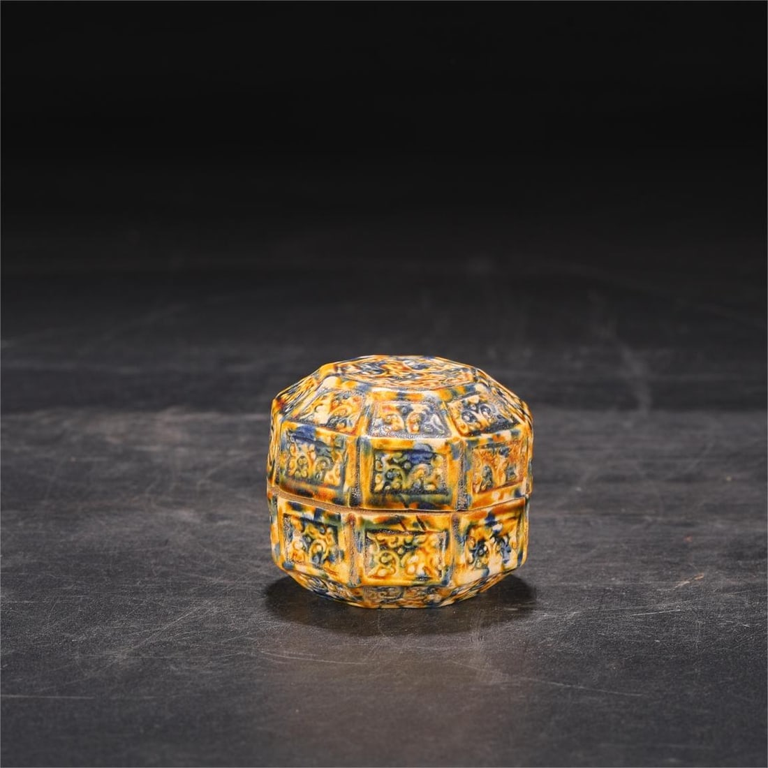 A three-color small lid box from the Gongxian kiln in the Tang Dynasty: The three-color small lid box of the Gongxian kiln in the Tang Dynasty Size:H:5.5cmCalibre:5.5cm (The Dimensions Of All Batches Are Manually Measured.If You Need More Detailed Information, Please Cont