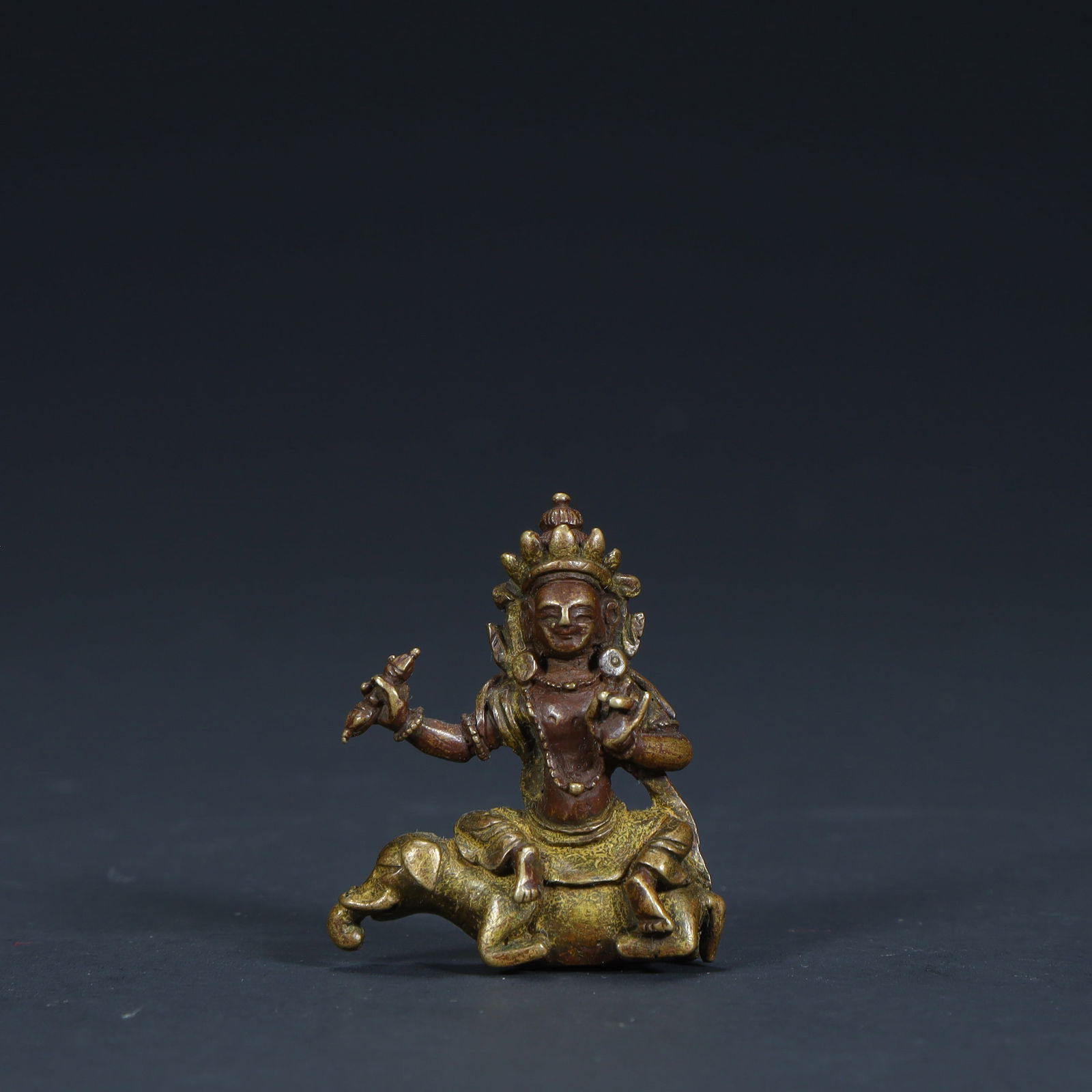 A statue of the Qing Dynasty bronze clay golden riding elephant yellow God of Wealth: The Qing Dynasty's bronze clay golden riding elephant and yellow god of wealth statue Size:H:3.5cmL: 3cmW:1cmW:18.8g (The Dimensions Of All Batches Are Manually Measured.If You Need More Detailed Info