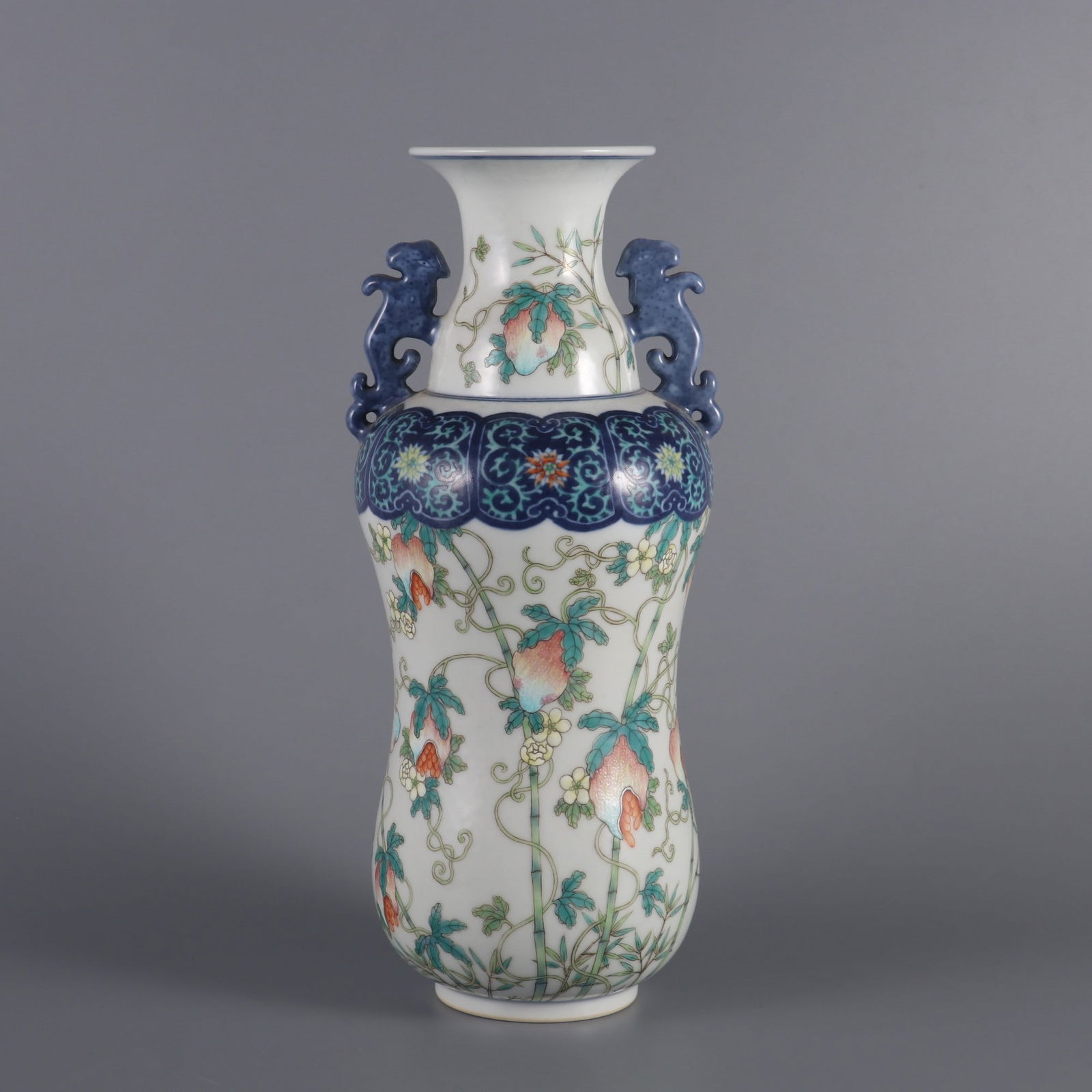 A blue and white and pastel melon pattern amphora bottle made in the Qianlong period of the Qing: Qing Dynasty Qianlong year blue and white plus pastel melon pattern amphora bottle Size:H:29.5cmBellydiameter:12cmCalibre:8.2cm (The Dimensions Of All Batches Are Manually Measured.If You Need More De