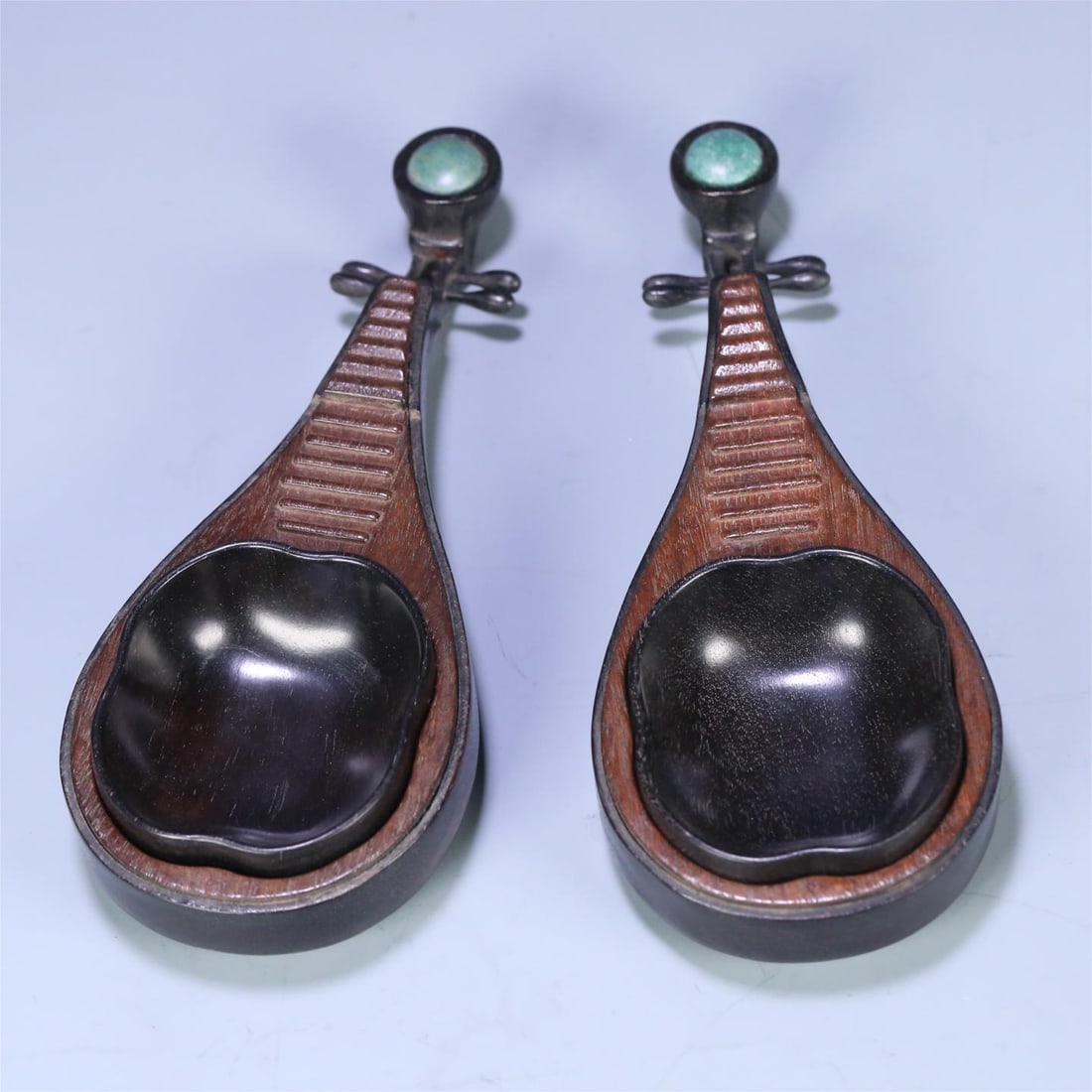 A pair of Qing Dynasty rosewood dragon pattern box Gengwu year Yangxin Hall small-leaf rosewood pipa: Qing Dynasty's rosewood dragon pattern box Gengwu year Yangxin Hall small-leaf rosewood pipa wash Size:16.9x6.8x3cmW:2138g (The Dimensions Of All Batches Are Manually Measured.If You Need More Detaile