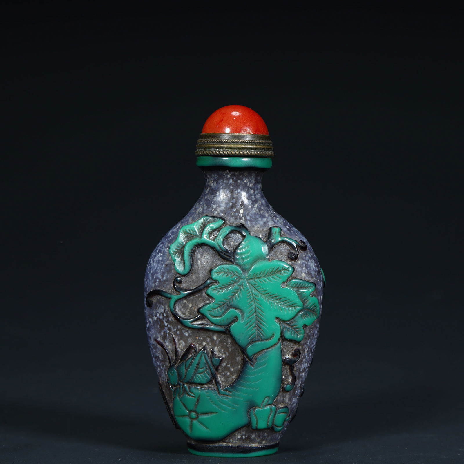A Qing Dynasty snowflake material set of melon and cotton pattern snuff bottles: The snowflake material set of the Qing Dynasty is a melon and a silky pattern snuff bottle Size:H:8.3cmL: 4.3cmW:2.5cmW:62.7g (The Dimensions Of All Batches Are Manually Measured.If You Need More Deta